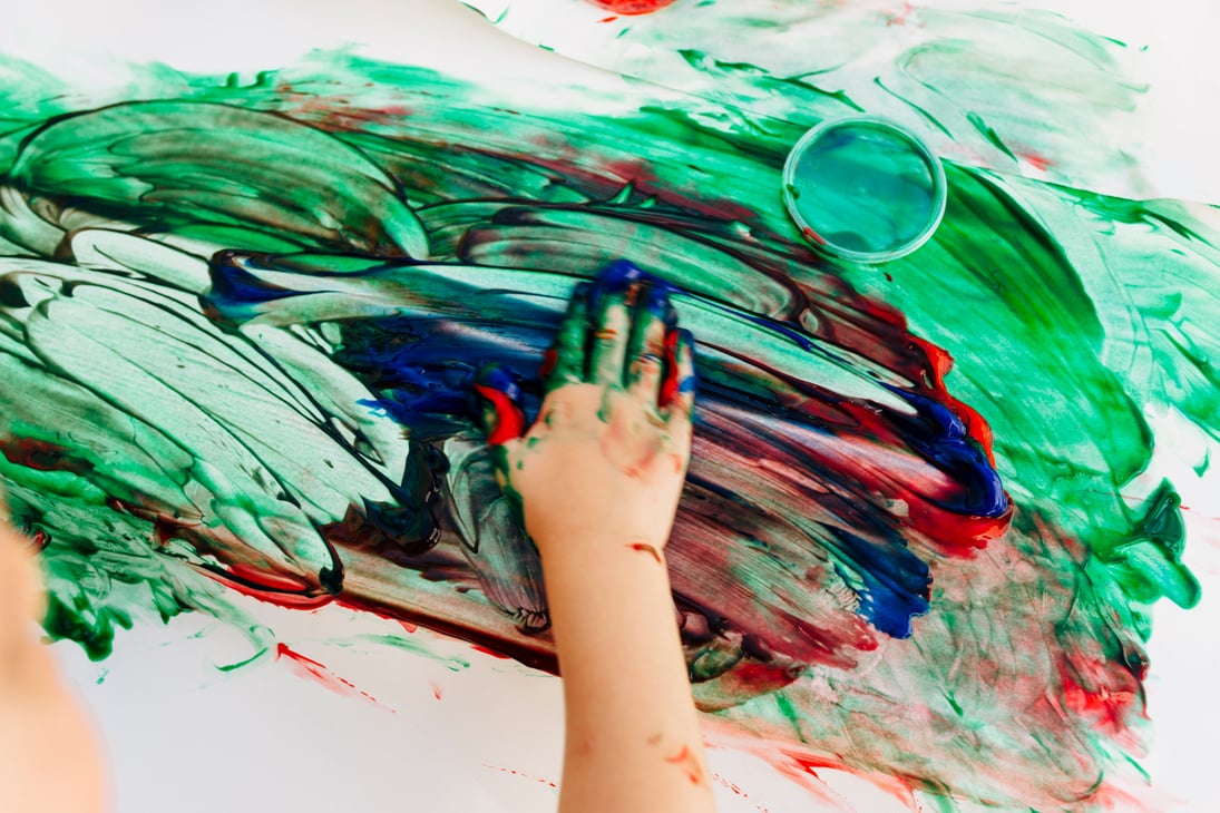 CHILDREN PAINT WITH HANDS.