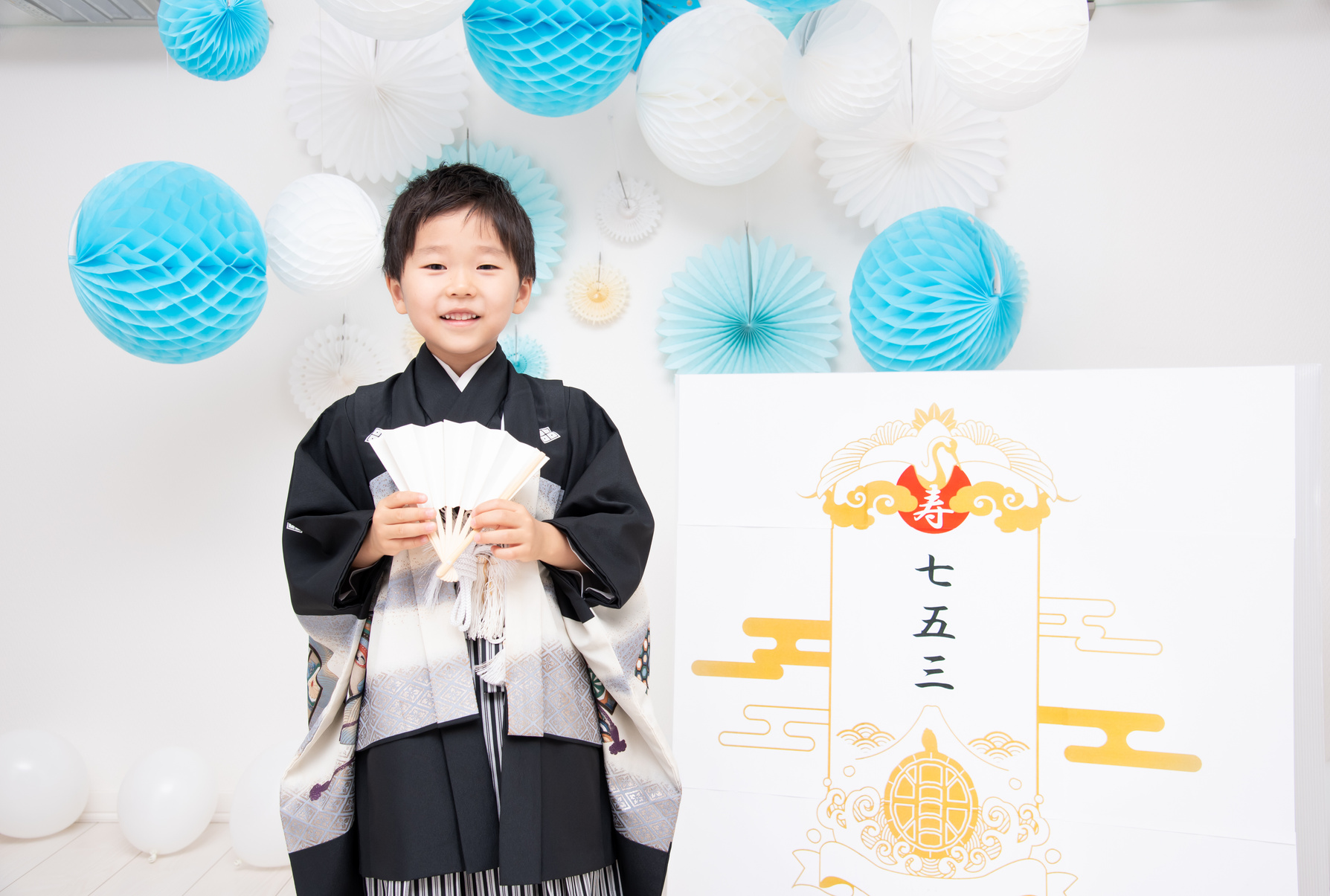 5-year-old Japanese boy taking a commemorative photo wearing a hakama at Shichigosan